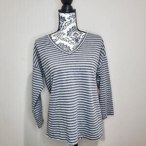 Page VI medium women's striped shirt open style back